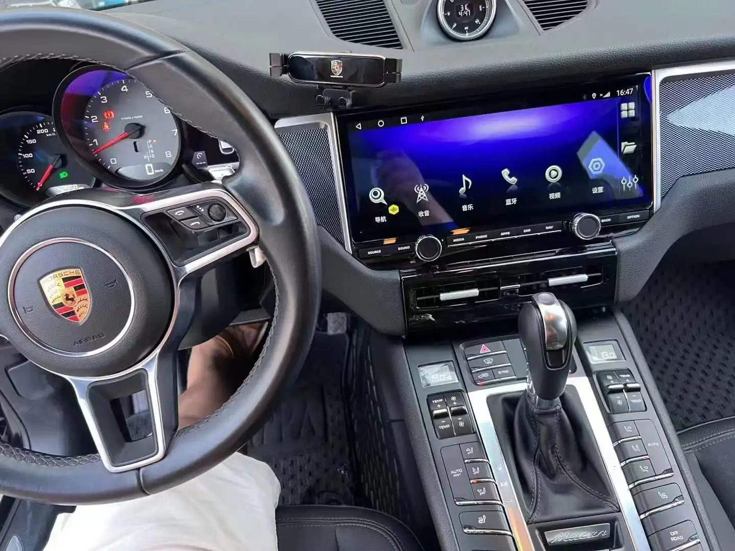 Porsche macan isungps.com